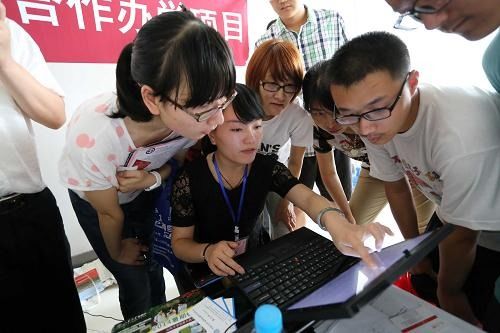 高招咨詢(xún)會(huì)現(xiàn)場(chǎng)火熱，信息咨詢(xún)助力考生圓夢(mèng)大學(xué)